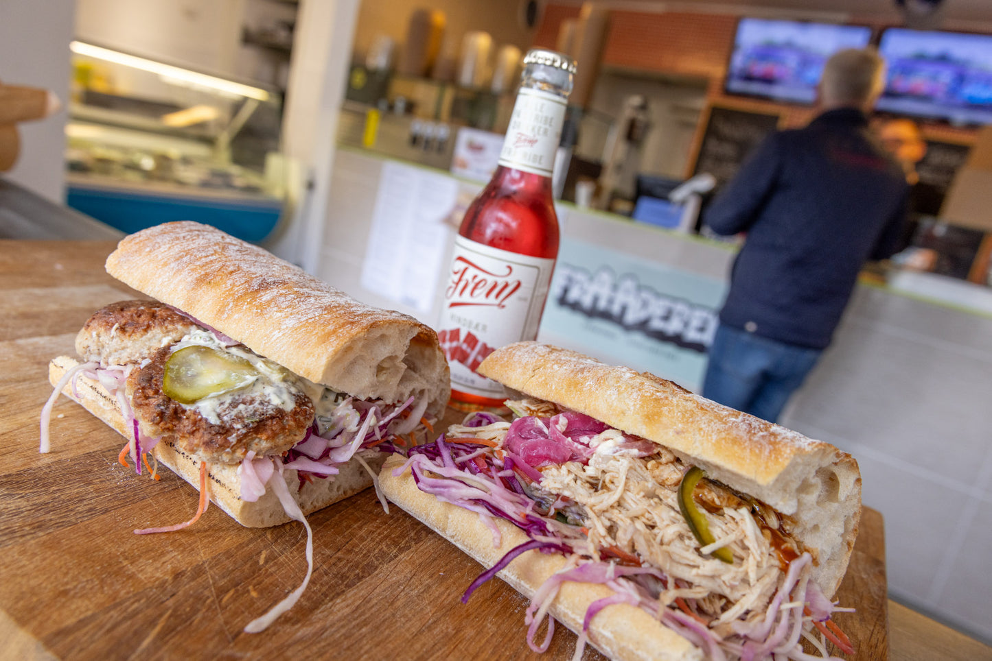 2 sandwiches, brun sovs og 2 sodavand for kun 149 kr. hos FrAAderen