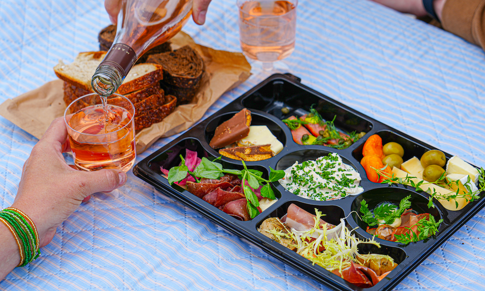 Lækker tapas-boks med 1 flaske vin for 2 personer til KUN 179 kr.