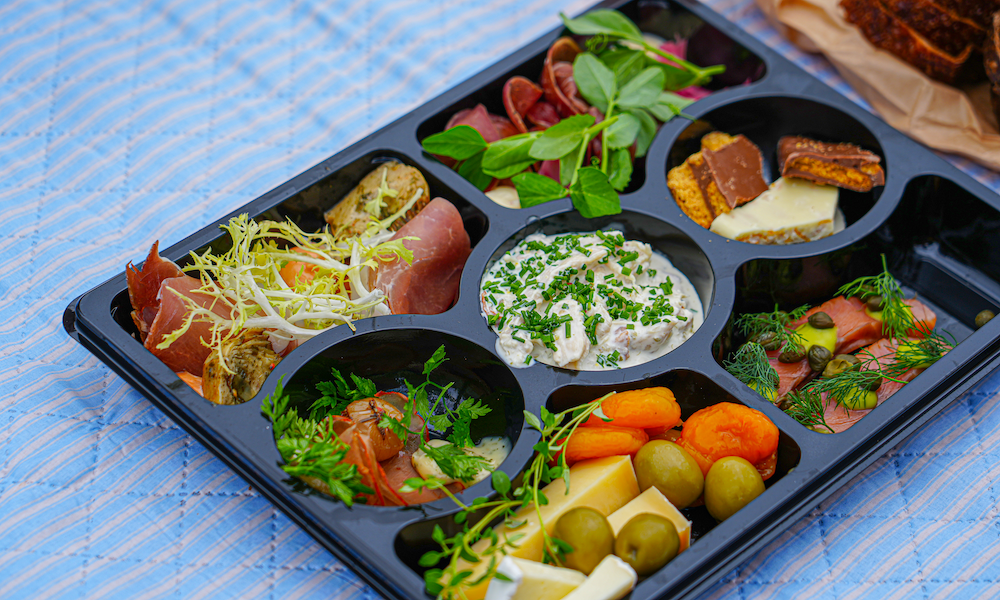 Lækker tapas-boks med 1 flaske vin for 2 personer til KUN 179 kr.
