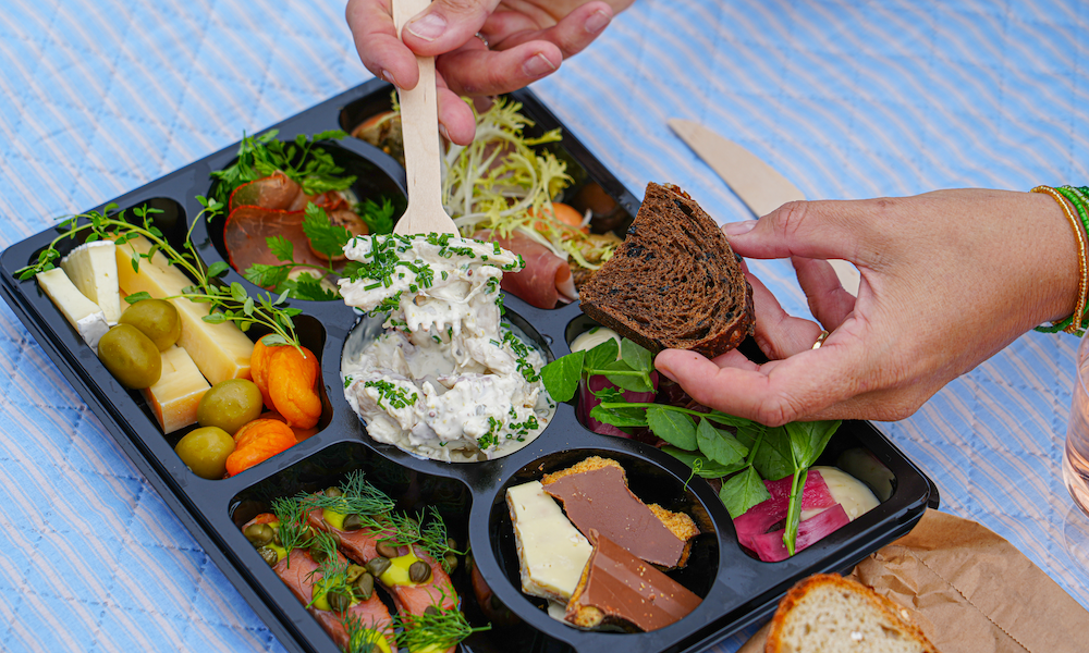 Lækker tapas-boks med 1 flaske vin for 2 personer til KUN 179 kr.