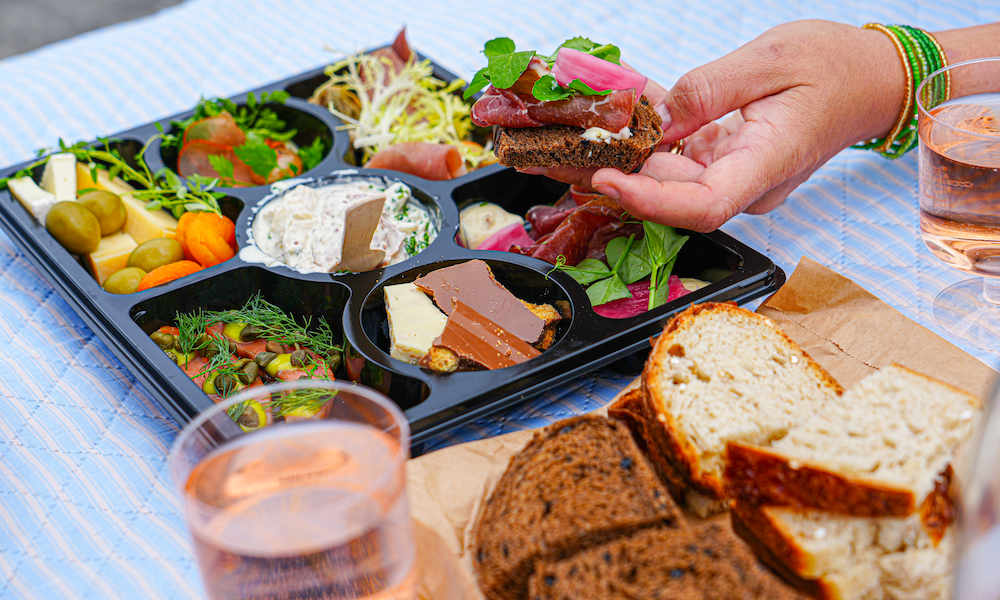 Lækker tapas-boks med 1 flaske vin for 2 personer til KUN 179 kr.