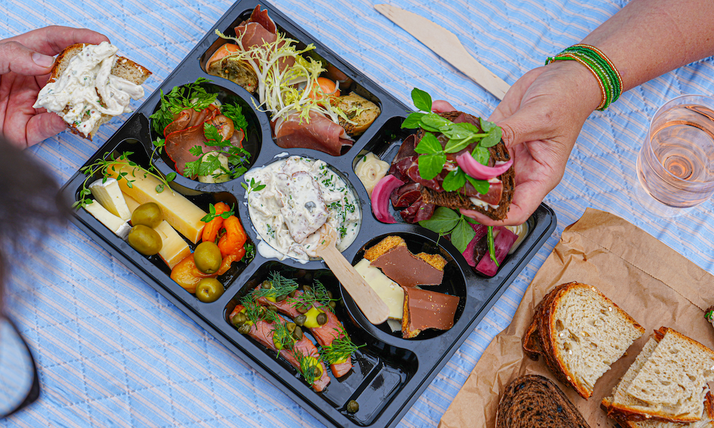 Lækker tapas-boks med 1 flaske vin for 2 personer til KUN 179 kr.