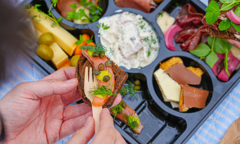 Lækker tapas-boks med 1 flaske vin for 2 personer til KUN 179 kr.
