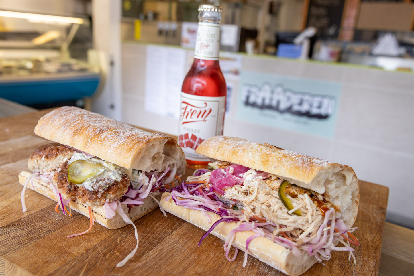 2 sandwiches, brun sovs og 2 sodavand for kun 149 kr. hos FrAAderen