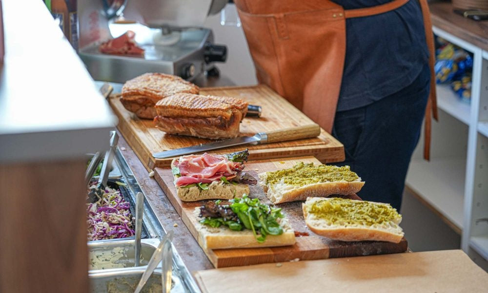 Sandwich, dessert og drikkevarer for 2 personer fra populære FrAAderen til 139 kr.