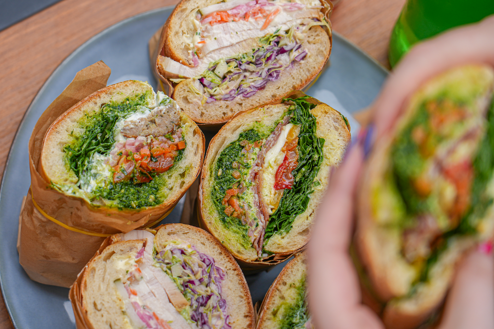 Sandwich, dessert og drikkevarer for 2 personer fra populære FrAAderen til 139 kr.