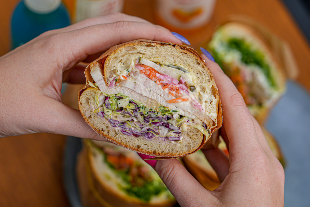 Sandwich, dessert og drikkevarer for 2 personer fra populære FrAAderen til 139 kr.