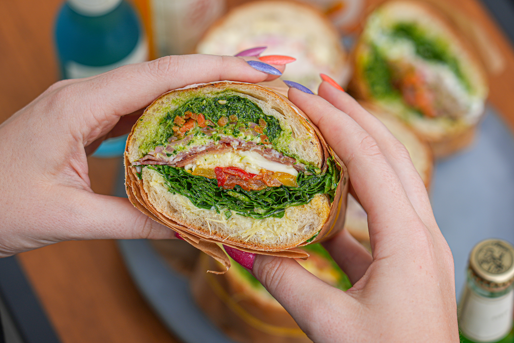 Sandwich, dessert og drikkevarer for 2 personer fra populære FrAAderen til 139 kr.