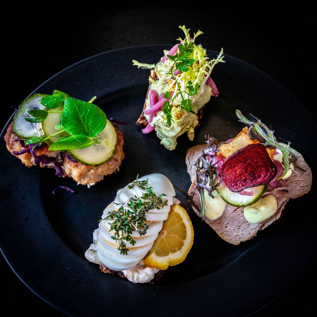 Smørrebrød Deluxe: Livretten i Aarhus med fire stk. smørrebrød til KUN 99 kr.