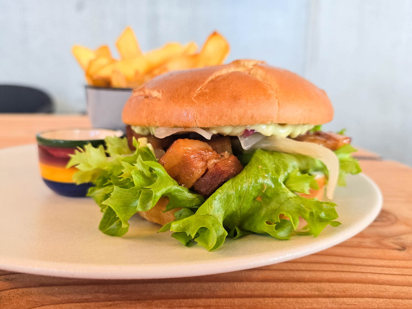 Nyåbnet Aarhus-bistro - burgermenu til kun 89 kr.