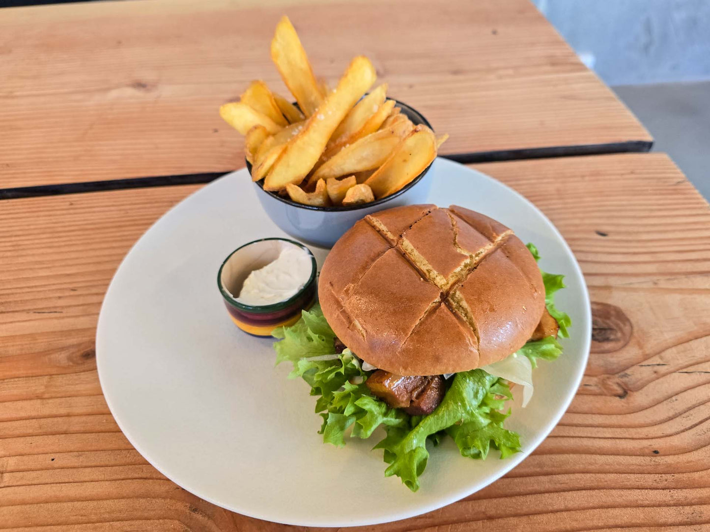 Nyåbnet Aarhus-bistro - burgermenu til kun 89 kr.