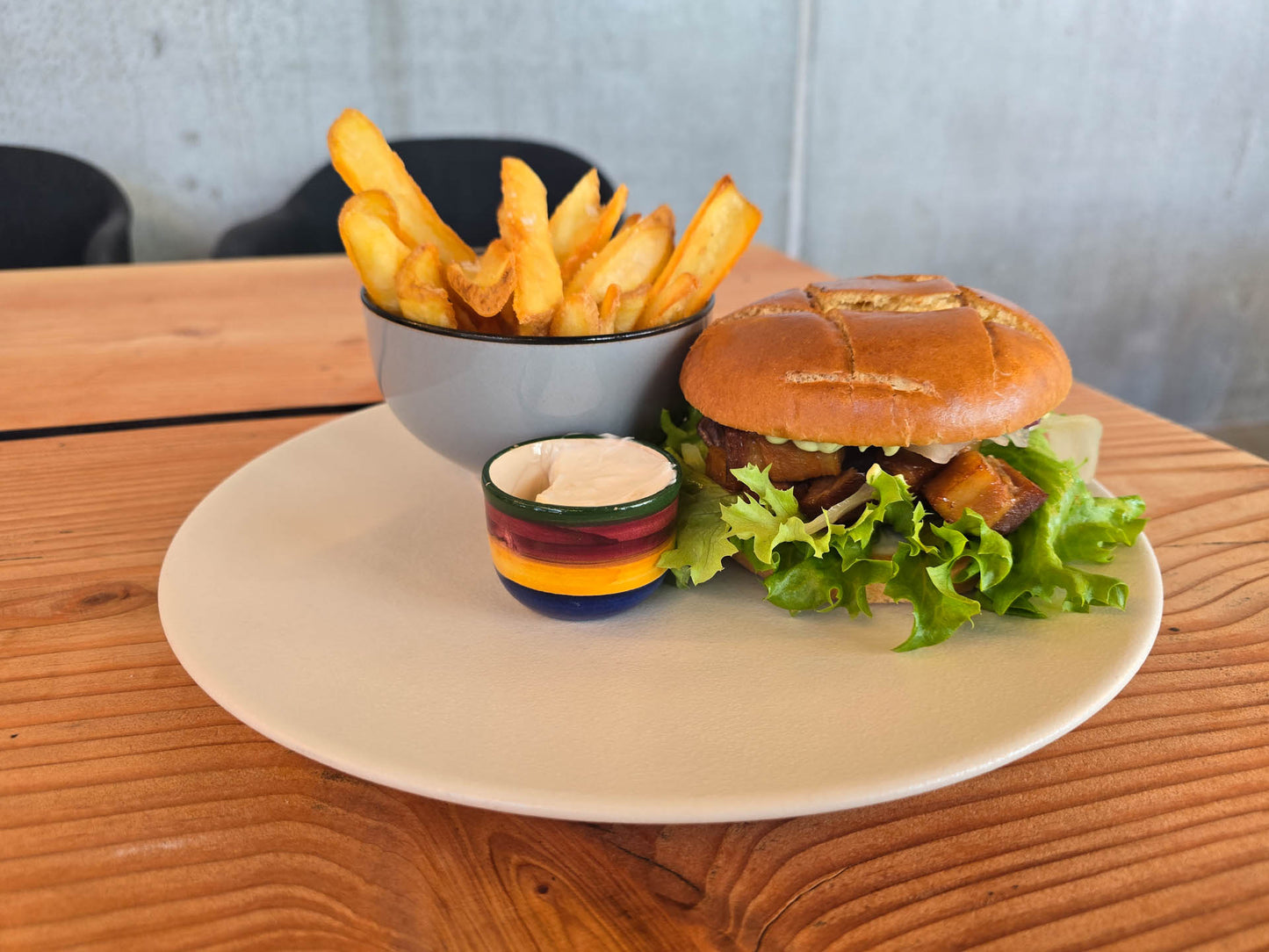 Nyåbnet Aarhus-bistro - burgermenu til kun 89 kr.