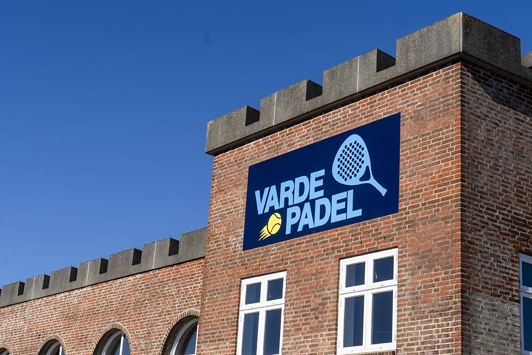 Spar op til 50% på padel i Varde: Book en dobbeltbane for kun 119 kr.