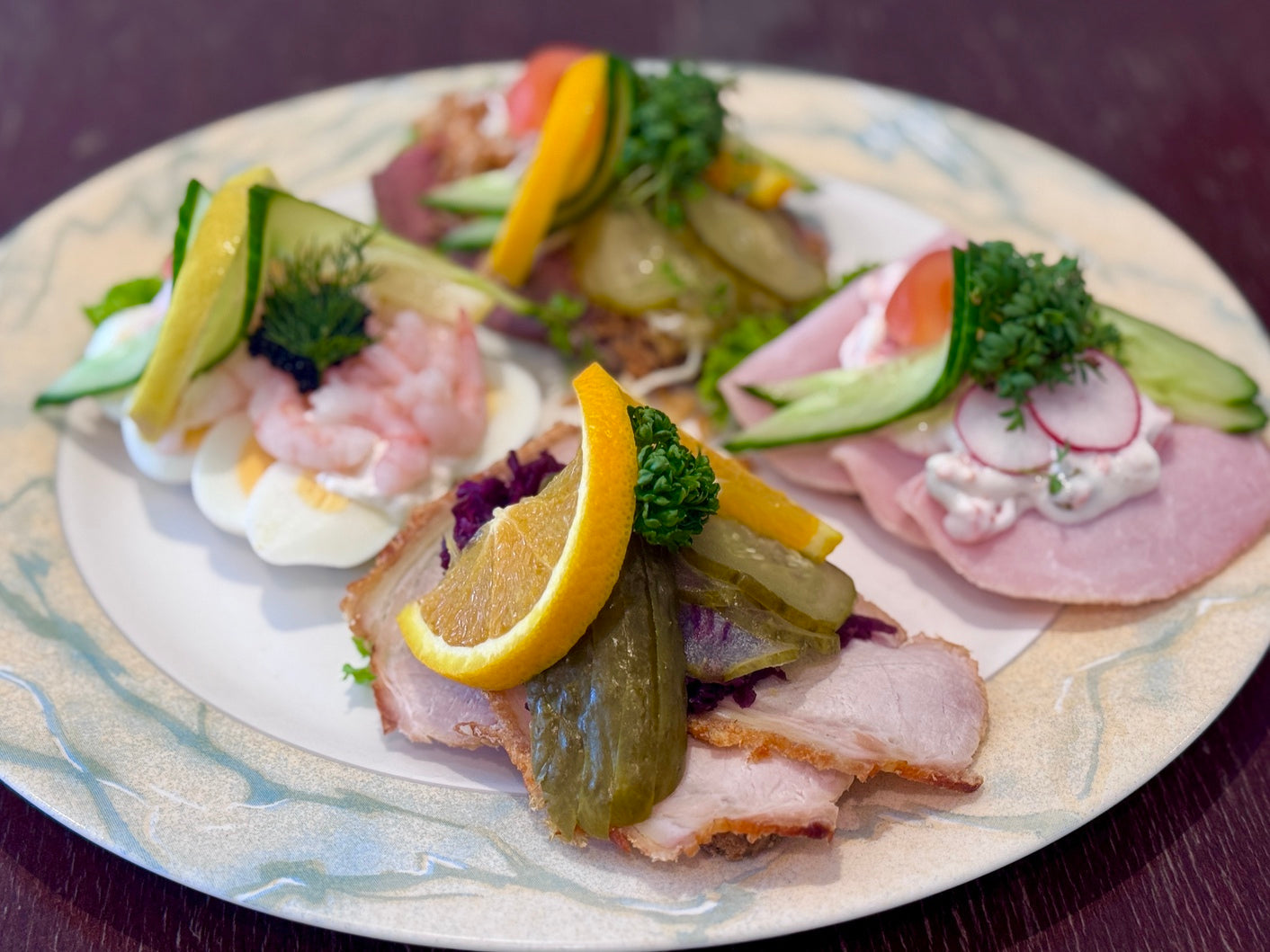 Klassisk dansk smørrebrød i Esbjerg: Få 4 store stykker for kun 95 kr.