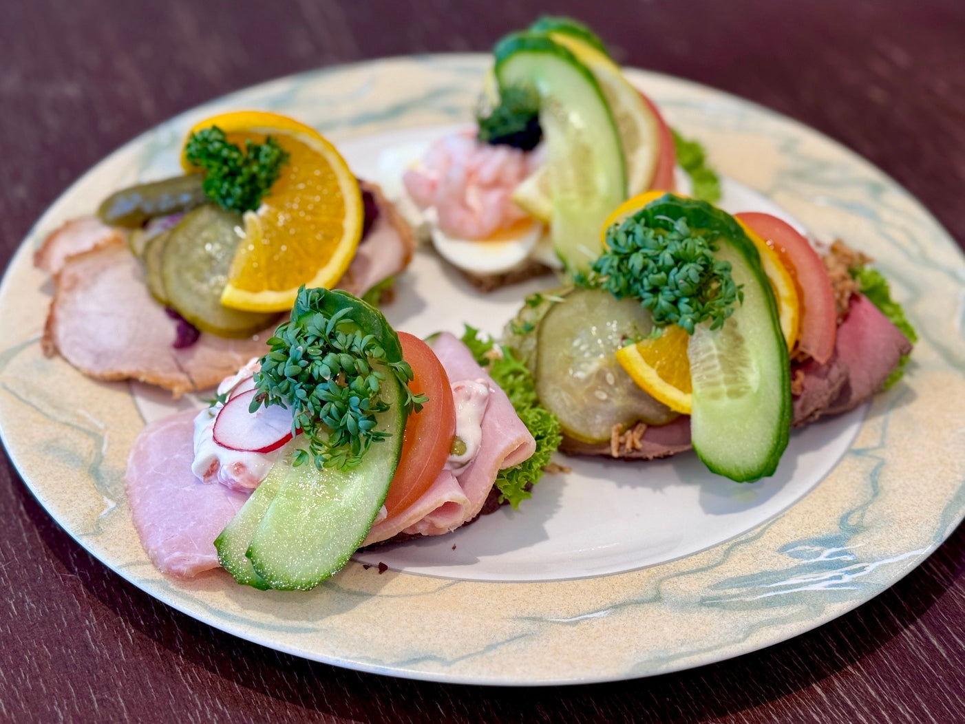 Klassisk dansk smørrebrød i Esbjerg: Få 4 store stykker for kun 95 kr.