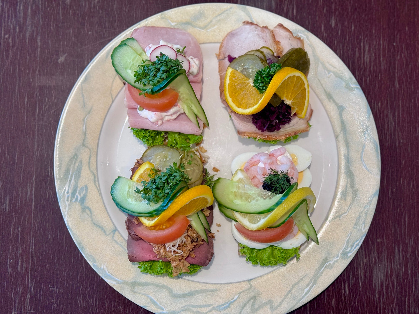 Klassisk dansk smørrebrød i Esbjerg: Få 4 store stykker for kun 95 kr.