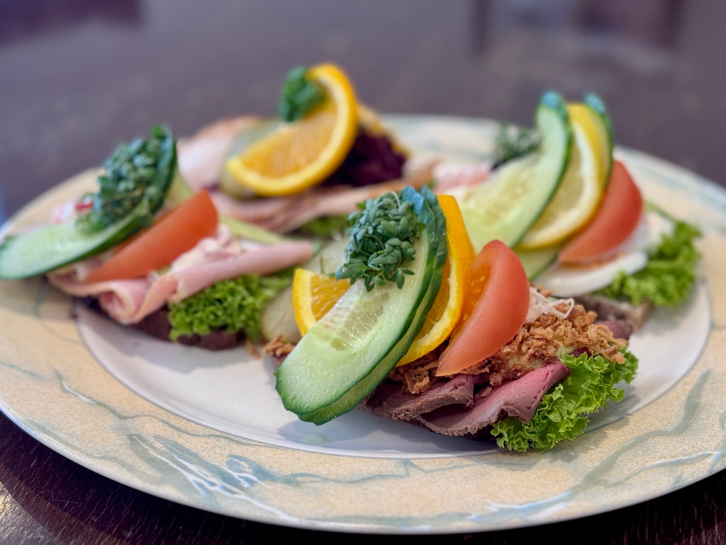 Klassisk dansk smørrebrød i Esbjerg: Få 4 store stykker for kun 95 kr.